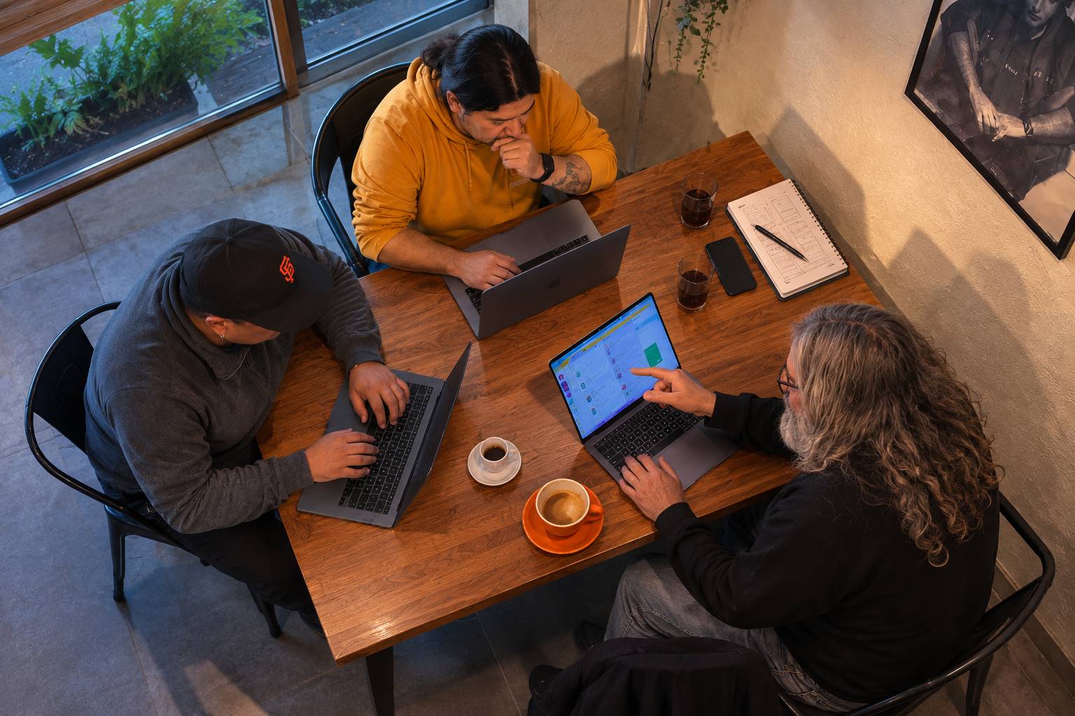 Equipo de BRB2 Tech diseñando y desarrollando software a medida para empresas en Chile